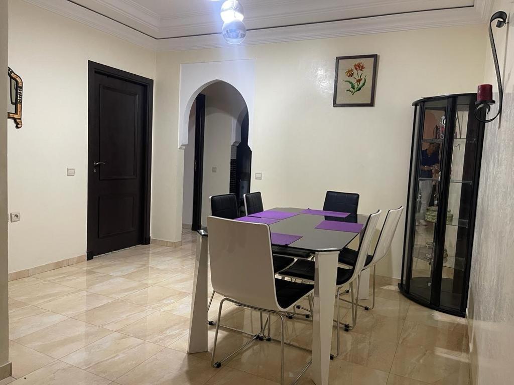 Magnifique Appartement Spacieux Confort Propre Familial 2 Chambres Salon Et Salle A Manger A 20Mn A Pied De Place Jemaa El Fina 4 Piscines Dans Espace De Golf A 12 Mn En Voitures L Entree Est Gratuit Pour La Clientele Ouvert Entre 10H Et 20H Marrakesh Exterior photo