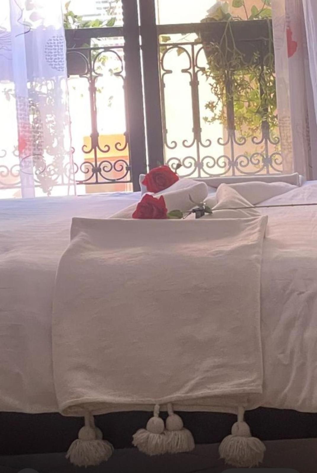 Magnifique Appartement Spacieux Confort Propre Familial 2 Chambres Salon Et Salle A Manger A 20Mn A Pied De Place Jemaa El Fina 4 Piscines Dans Espace De Golf A 12 Mn En Voitures L Entree Est Gratuit Pour La Clientele Ouvert Entre 10H Et 20H Marrakesh Exterior photo