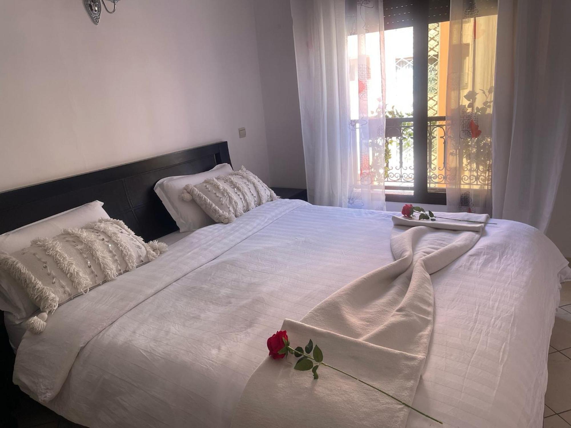 Magnifique Appartement Spacieux Confort Propre Familial 2 Chambres Salon Et Salle A Manger A 20Mn A Pied De Place Jemaa El Fina 4 Piscines Dans Espace De Golf A 12 Mn En Voitures L Entree Est Gratuit Pour La Clientele Ouvert Entre 10H Et 20H Marrakesh Exterior photo